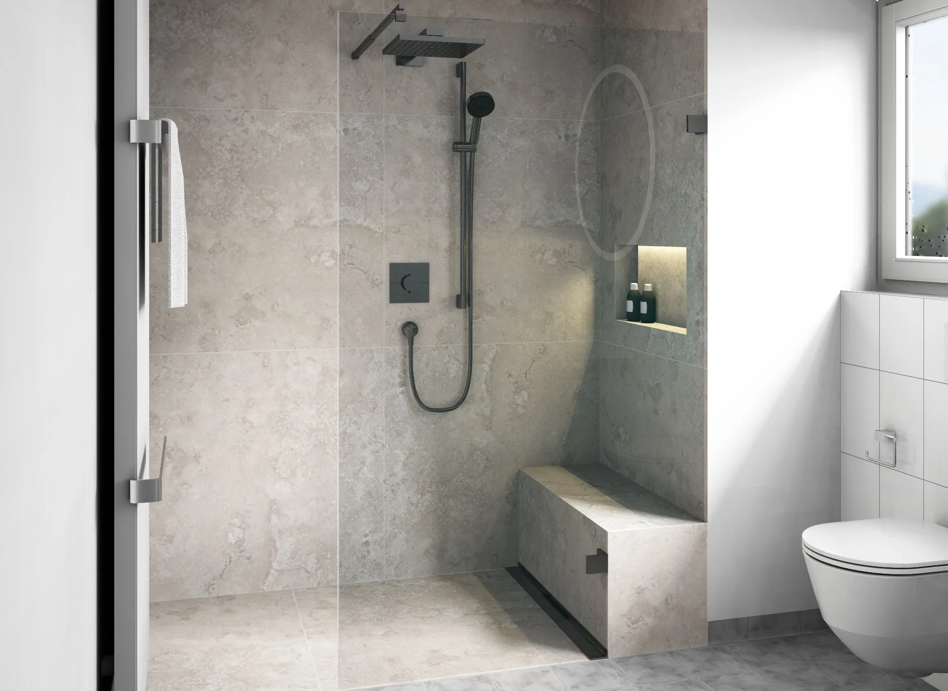 Eine luxuriöse Walk-In-Dusche mit großformatigen beigen Natursteinfliesen zeigt eine integrierte Sitzbank und eine elegante Nischenablage mit Pflegeprodukten.
