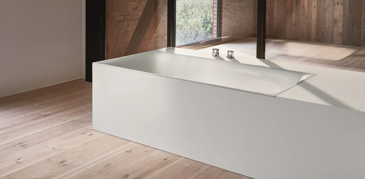 Badewanne BetteLux in Weiß auf Holzfußboden