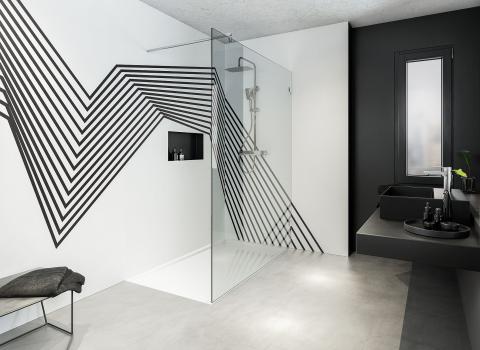 Schwarz-weißes Badezimmer mit bedruckter Wandverkleidung RenoDeco von HSK.