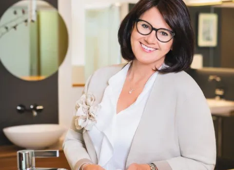 Anja Zirkelbach, Badplanerin aus Hochstadt am Main, mit Farbcollagen in der Badausstellung der Firma Zirkelbach bad.heizung.solar. 