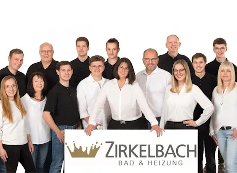 Team und Logo von Zirkelbach-Haustechnik vor neutralem Hintergrund.
