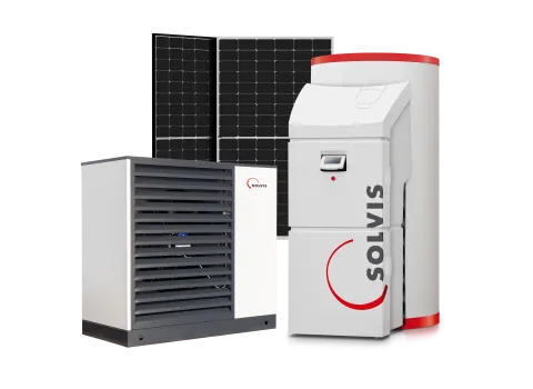 Freigestelltes Photovoltaik-Modul Tiger Neo N Typ von Jinko Solar Co mit Wärmepumpe SolvisMia und Heizsystem SolvisMax.