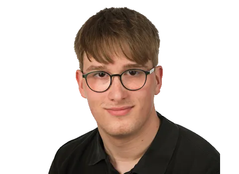 Portrait des SHK-Monteurs David Krapp vor neutralen Hintergrund.