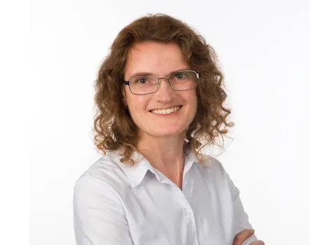 Büromitarbeiterin Sabine Murmann vor neutralen Hintergrund.