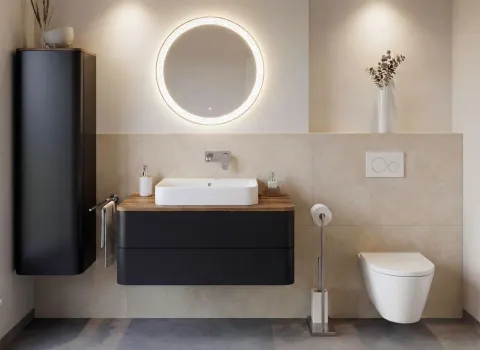 Badezimmer mit haengendem Aufsatz-Waschtisch, ovalem Leuchtspiegel und wandhaengendem Hochschrank.