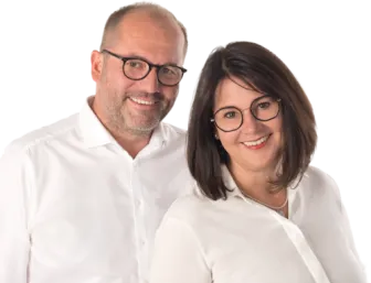 Geschäftsführerehepaar Thomas und Anja Zirkelbach vor neutralem Hntergrund.