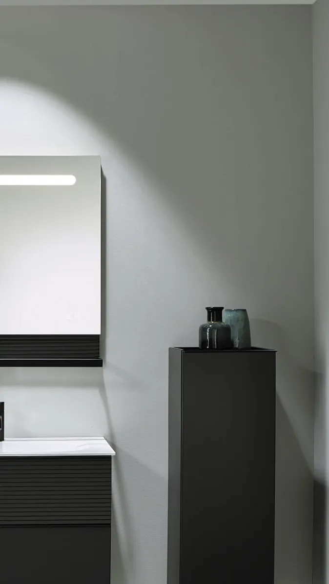 Hochwertiges Badezimmer mit großen Leuchtspiegel.