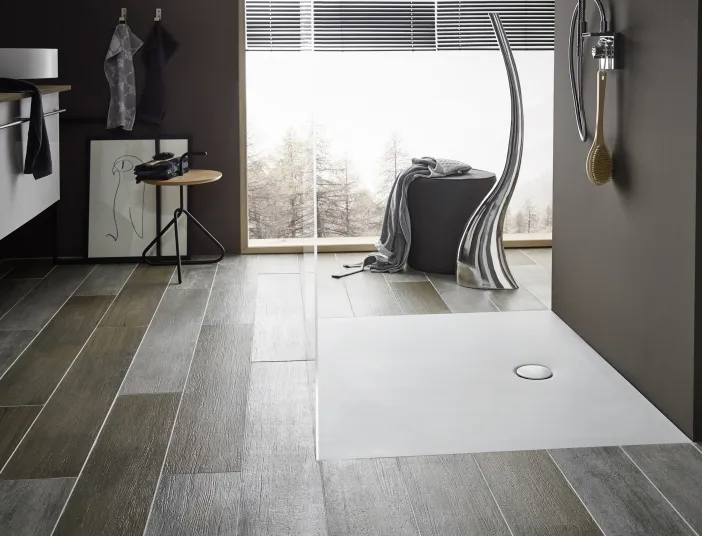 Wohnliches Badezimmer mit bodenebener Duschfläche von Mauersberger.