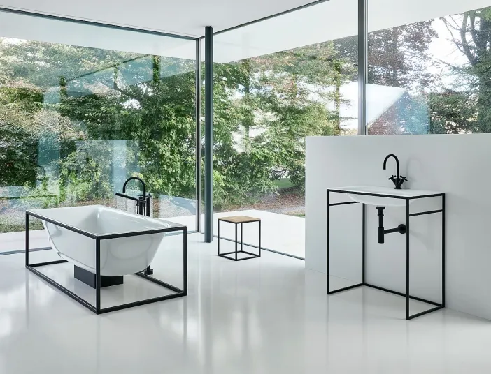 Badezimmer BetteLux-Shape mit Glaswänden und Gartenblick