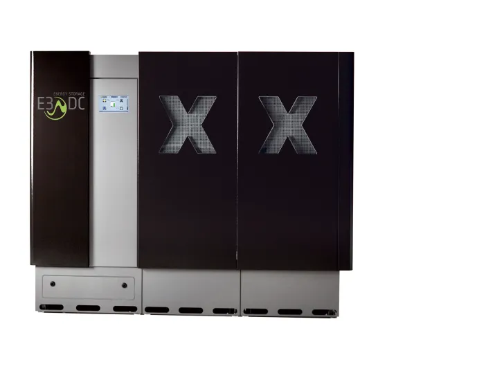 Das Bild zeigt ein modulares E3/DC-Energiespeichersystem in Schwarz mit drei verbundenen Einheiten auf weißem Hintergrund.