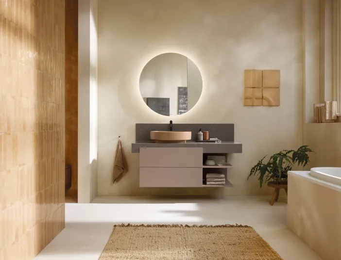 Helles Premiumbadezimmer mit Aufsatzwaschtisch der Serie Balcoon von Duravit. 