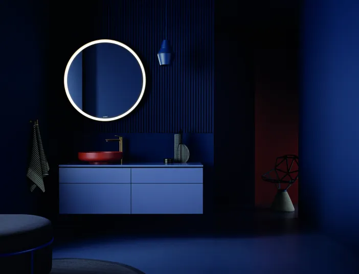 Waschtisch und Leuchtspiegel der Kollektion Duravit Vitrium bei Nacht.